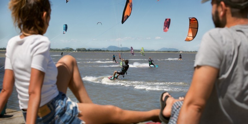 Kitesurf su spiaggia della Boschettona